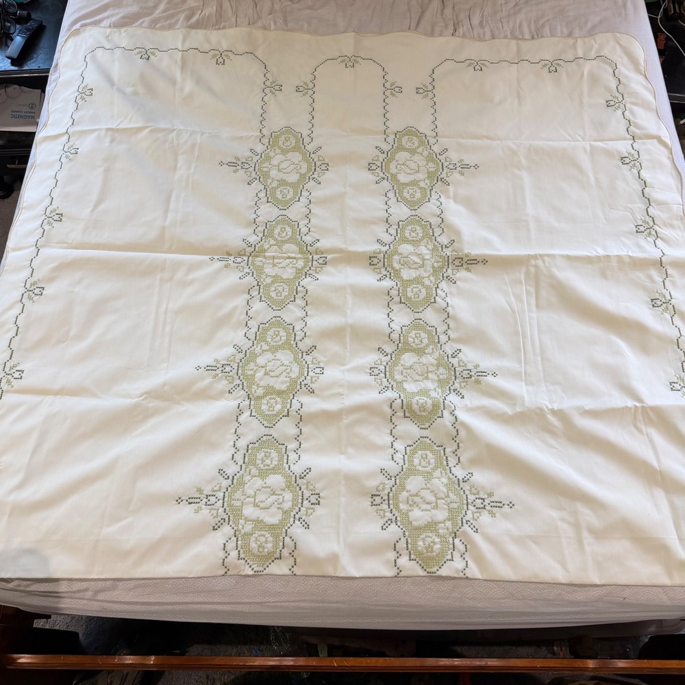 Vintage Green Cross Stitch Floral Embroidered Scalloped Cream Tablecloth 104x57